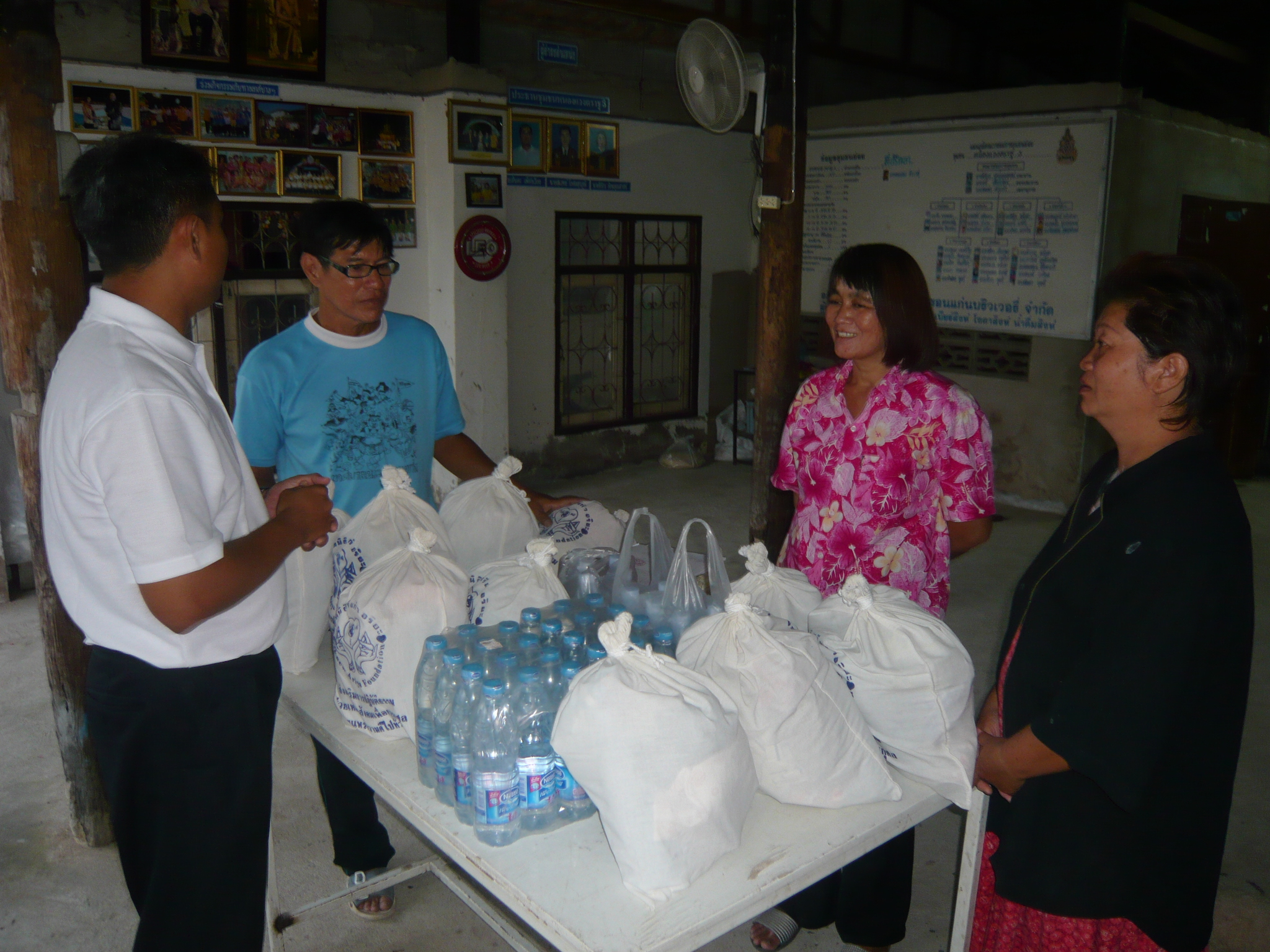 โครงการช่วยผู้ประสบภัยน้ำท่วมจังหวัดขอนแก่นครั้งที่ 3    วันที่ 21 ตุลาคม 2554 ณ   ชุมชนหนองแวงตราชู 3  ตำบลในเมือง   อำเภอเมืองขอนแก่น   จังหวัดขอนแก่น